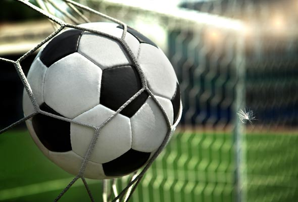 Bola de futebol na rede do gol em estádio - Futebol 4K Ultra HD no Teatro SESI Minas IPTV